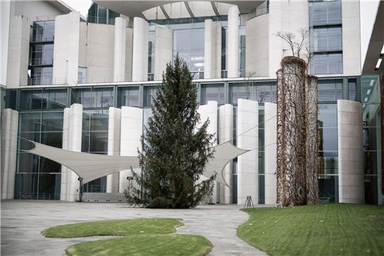 Eine Tanne schmückt zur Weihnachtszeit das Bundeskanzleramt in Berlin.