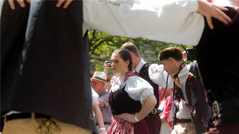 Eine Tanzgruppe und Volksmusik sorgten beim Dialogfestival „Meeting Brno“ für gute Stimmung.