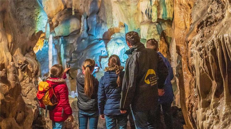 Rund 80 Termine: Harzer Kulturwinter startet Eine Taschenlampenführung in der Rübeländer Tropfsteinhöhle.