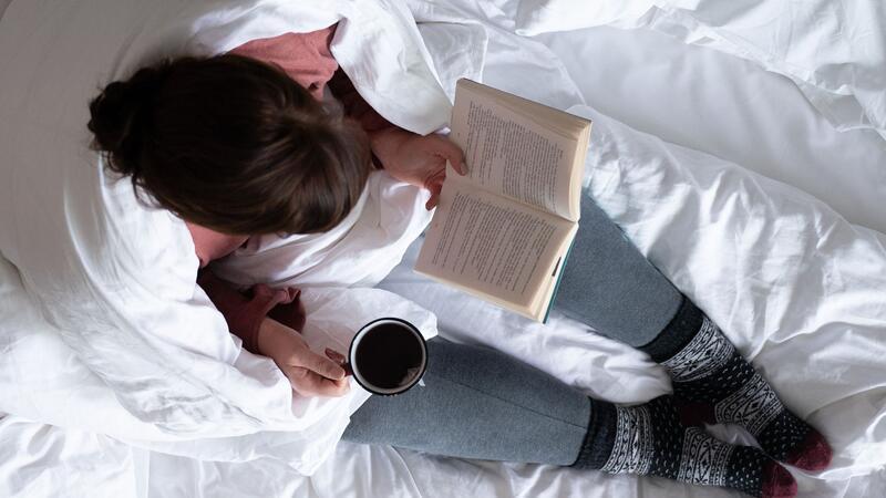 So gesund ist Tee wirklich Eine Tasse Tee und ein gutes Buch können beim Einschlafen helfen.