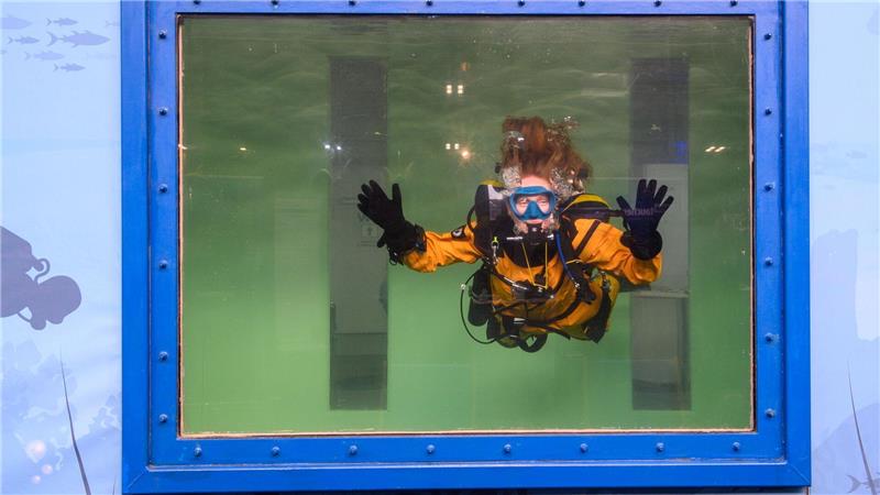 Eine Tauchlehrerin taucht bei einer Vorführung auf der Messe „Magdeboot“ in Magdeburg. 