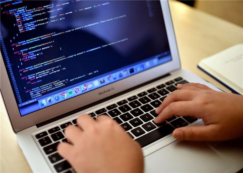 Niedriger Frauenanteil bei Tech-Jobs schadet Wirtschaft Eine Teilnehmerin arbeitet in Berlin bei einem Programmierkurs an einem Laptop.