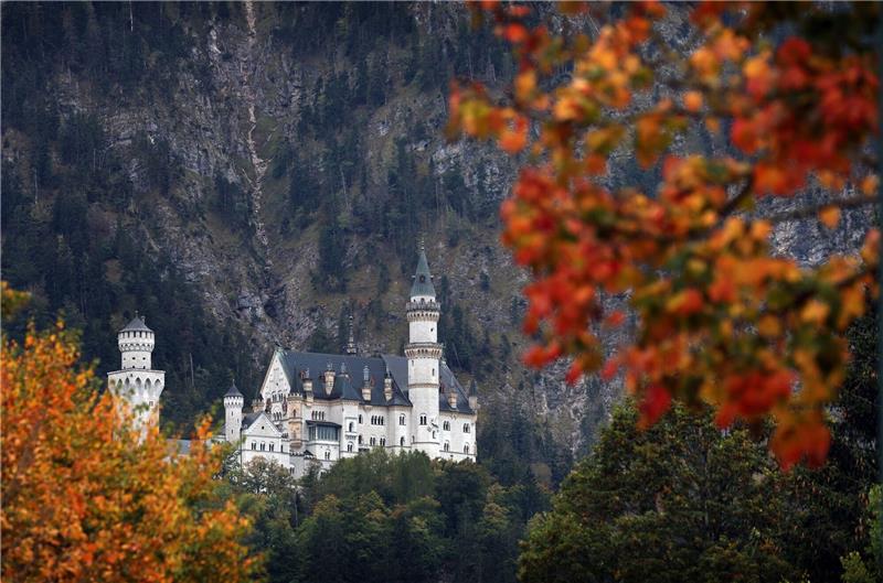 Gewalttat bei Neuschwanstein: Mordanklage gegen Amerikaner Eine Touristenattraktion als Tatort: Im Juni hatte ein Amerikaner am Schloss Neuschwanstein in Bayern zwei Touristinnen angegriffen - eine der Frauen überlebte die Attacke nicht. (Archivbild)