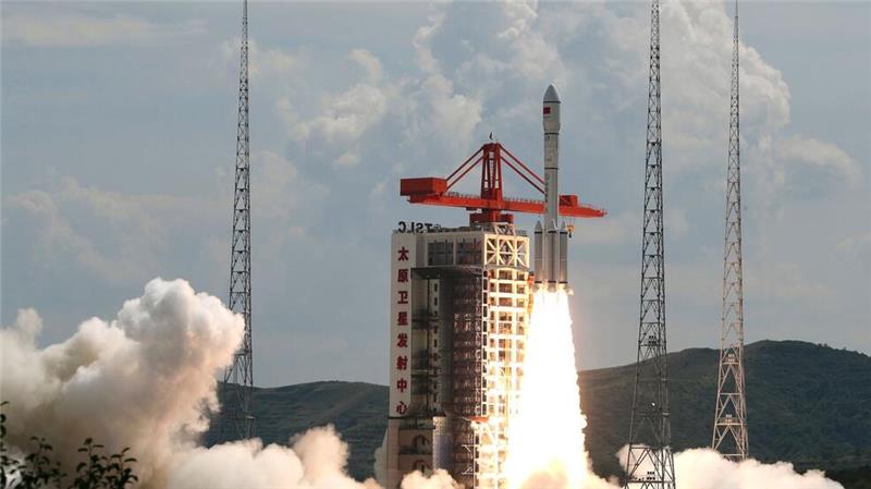 Tausende Satelliten im All - Ist dort bald kein Platz mehr? Eine Trägerrakete vom Typ Langer Marsch 6 hebt mit einer neuen Satellitengruppe ab. (Archivbild)