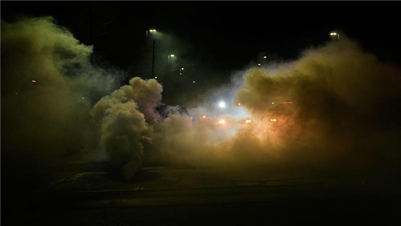 Eine Tränengaswolke, die von Bundesbeamten der Einwanderungsbehörde eingesetzt wird, steigt vor dem Bishop Whipple Federal Building in Minneapolis auf.
