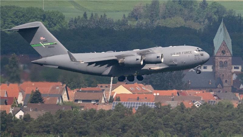 Eine Transportmaschine der US-Airforce ist im Landeanflug auf die US-Airbase Ramstein in Rheinland-Pfalz.
