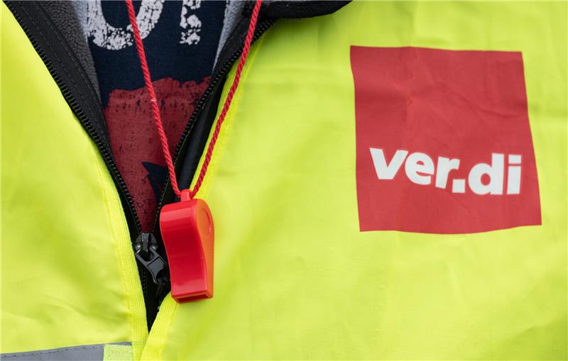 Goslarer Linke unterstützt Verdi-Forderung Eine Trillerpfeife hängt um den Hals eines Teilnehmers einer Streikkundgebung. Foto: picture alliance/dpa | Hendrik Schmidt