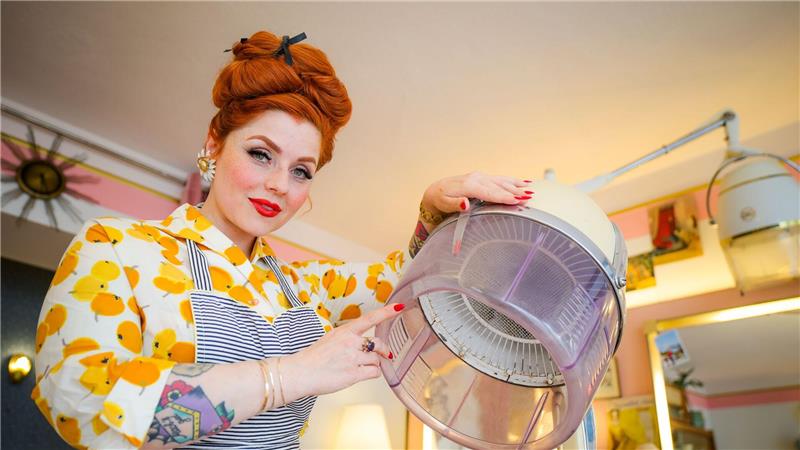 60er-Leben mit Röhrenfernseher und Wählscheibentelefon Eine Trockenhaube aus alten Zeiten gehört zum Salon.
