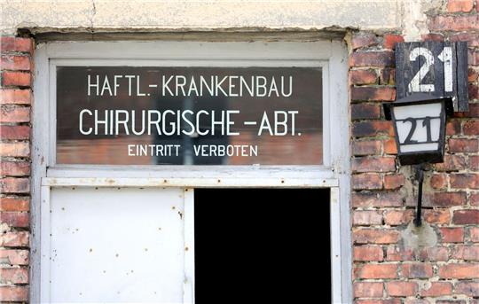 Eine Tür von Block 21 im früheren Konzentrationslager Auschwitz in Oswiecim: Ein Report zeigt die medizinischen Gräueltaten im Nationalsozialismus.