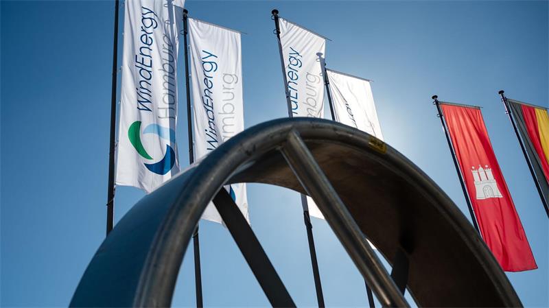 Wie steht es um die Windindustrie? Ein Messebesuch Eine Turbine steht vor den Hamburger Messehallen.
