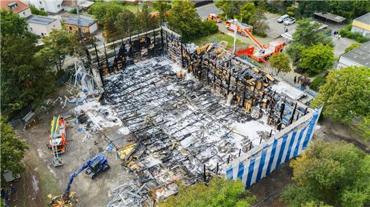 Eine Turnhalle in Hannover brennt ab, der Schaden beträgt etwa fünf Millionen Euro. (Archivbild)