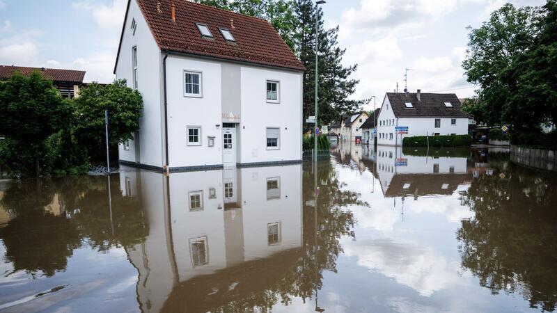 Debatte über Pflichtversicherung gegen Hochwasser dauert an Eine Überlutete Hauptstraße nahe der Donaubrücke in Günzburg, Bayern.