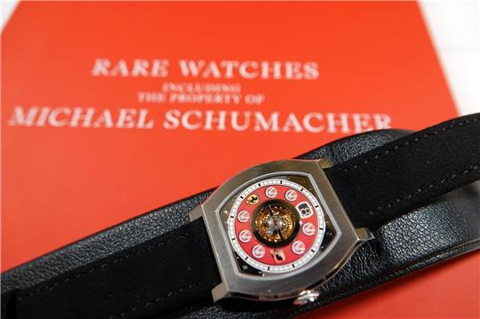 Eine Uhr aus dem Besitz von Michael Schumacher auf dem Verkaufskatalog des Auktionshauses Christie's.