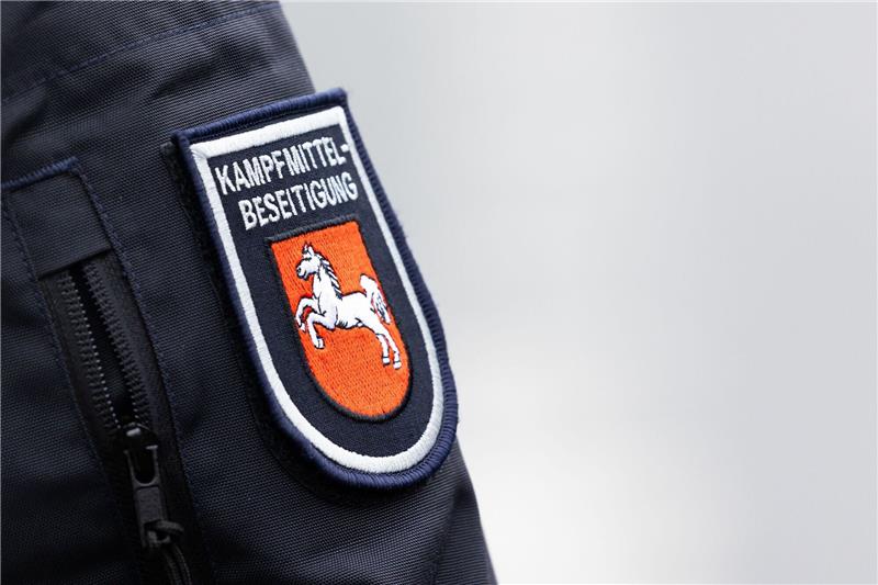 Blindgänger entschärft - 2600 Menschen können zurück Eine Uniform mit dem Abzeichen des Kampfmittelbeseitigungsdienstes Niedersachsen.