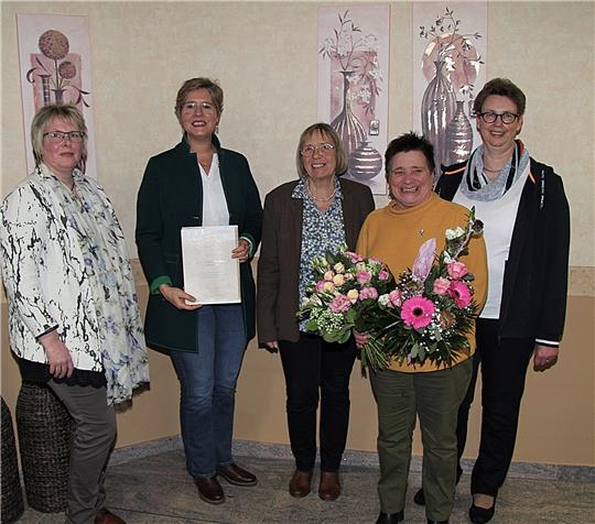 Eine Urkunde und Blumengrüße gab es neben der Silbernen Biene für die scheidende 1. Vorsitzende Renate Geldmacher-Ternedde (zweite von rechts). Mit im Bild (v.li.) Vera Mittendorf, Elisabeth Brunkhorst, Heike Wedde und Ulrike Illers . Foto: Hohaus