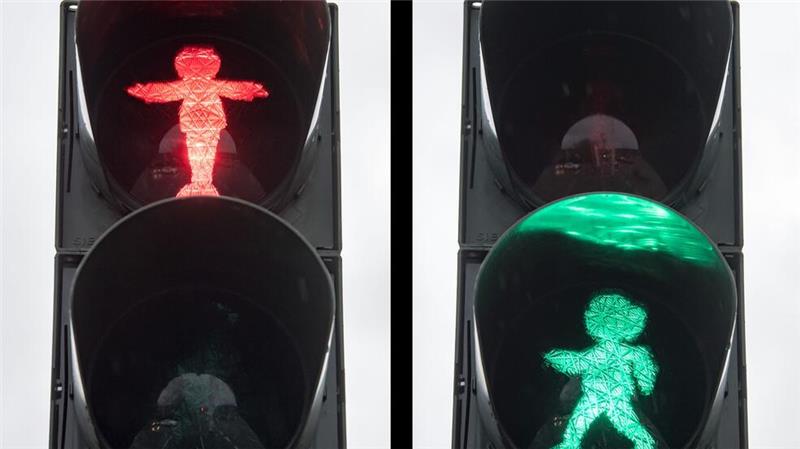 Herzlich in einer herzlosen Zeit: 90 Jahre „Vater und Sohn“ Eine „Vater und Sohn“-Ampel in der Innenstadt von Plauen.