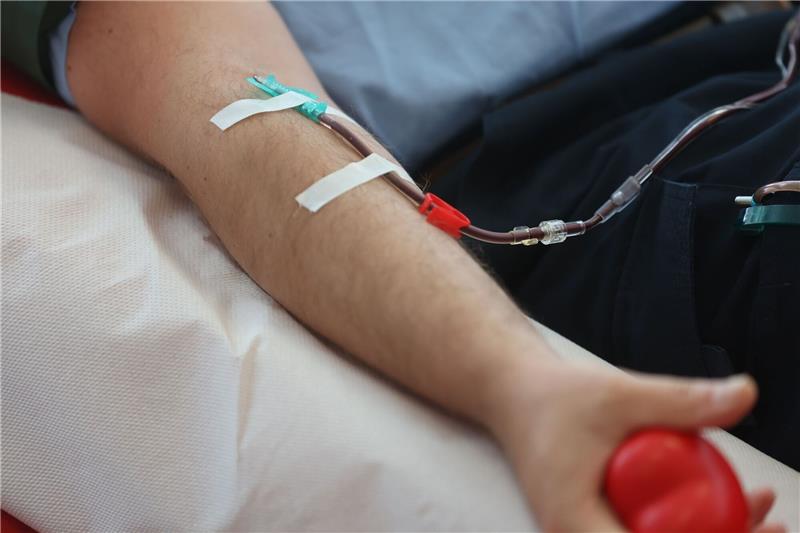 Blutspenden für homosexuelle Männer wird leichter Eine Venenkanüle am Arm eines Spenders.