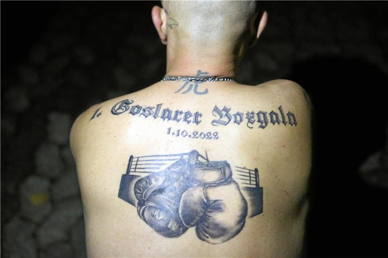 1. Goslarer Boxgala überzeugt mit Sport und Show Eine Veranstaltung, die unter die Haut geht. Ein Tattoo von der 1. Goslarer Boxgala in der Goldenen Aue. Foto: Neuendorf