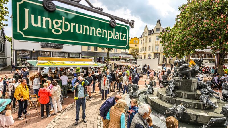 Eine Veranstaltung mit Stadtfestcharakter: Der Jungbrunnenplatz in Bad Harzburg ist zur Namenstaufe gut belebt.