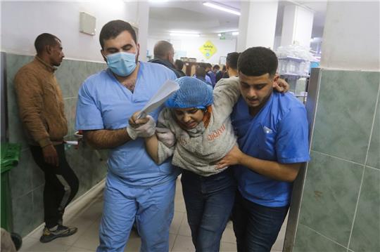 Eine Verwundete in einem Krankenhaus in Rafah (Archivbild). Laut der von der Hamas kontrollierten Gesundheitsbehörde wurden seit Kriegsbeginn am 7. Oktober mehr als 57.600 Menschen im Gazastreifen verletzt.