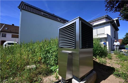 Eine Wärmepumpe ist zum Heizen eines neu gebauten Wohngebäudes in Betrieb.