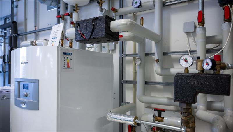 Wärmepumpen-Wartung: Mythen, Kosten und wichtige Tipps für Nutzer Eine Wärmepumpe steht in einem Raum im Kompetenzzentrum der Innung Sanitär, Heizung und Klima Berlin. Foto: dpa