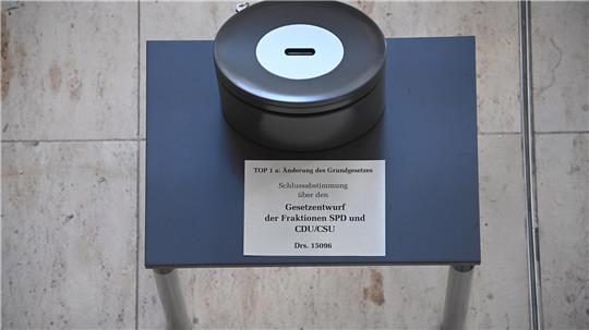 Eine Wahlurne zur namentlichen Abstimmung über die Grundgesetzänderung nach einem Entwurf von SPD und CDU/CSU steht in der 214. Plenarsitzung der 20. Legislaturperiode im Deutschen Bundestag. Hauptthema dieser zweiten Sondersitzung des alten Bundestages nach der vorgezogenen Bundestagswahl ist die Reform der Schuldenbremse als Voraussetzung für das milliardenschwere Finanzpaket der zukünftigen Bundesregierung für Verteidigung, Infrastruktur und Klimaschutzmaßnahmen.