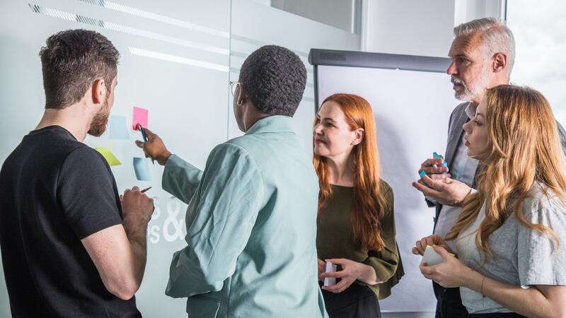 Unzufrieden im Job? Das können Sie tun Eine Weiterbildung muss kein Alleingang sein, man kann sie auch als Team absolvieren.