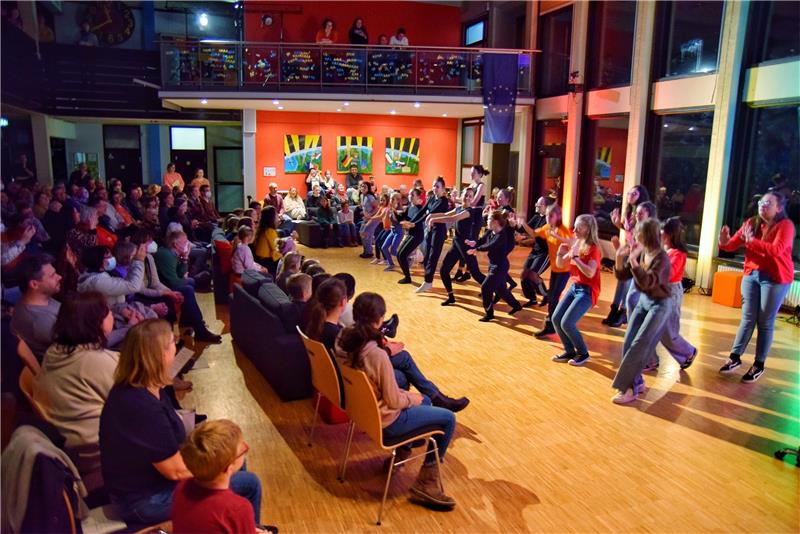 Eine „Weltpremiere“: Die neu gegründete Tanz-AG heizt dem Publikum in der Robert-Koch-Schule mächtig ein.