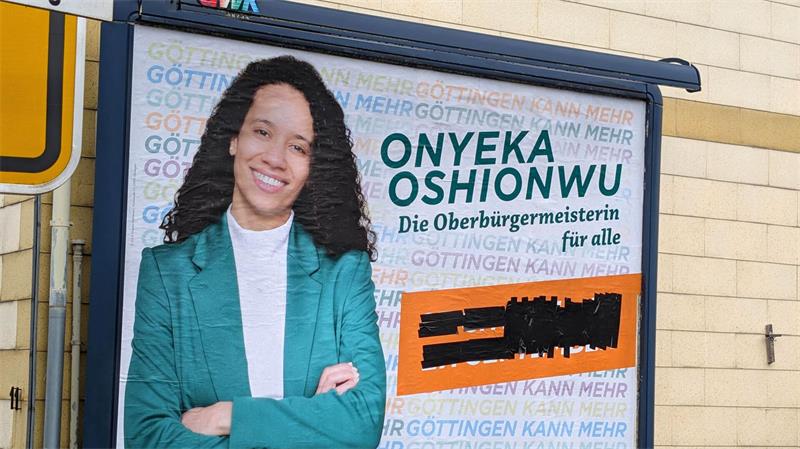 Eine Werbefirma hat frühzeitig mit der Plakatierung für die Stichwahl begonnen - noch vor Schließung der Wahllokale.