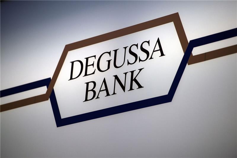 Eine Werbetafel der Universalbank «Degussa Bank».