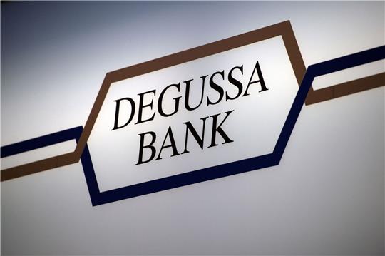 Eine Werbetafel der Universalbank «Degussa Bank».