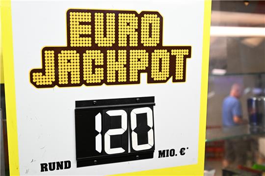 Eine Werbetafel für das Glücksspiel Euro Jackpot steht an einer Annahmestelle. Mit 120 Millionen Euro ist der Eurojackpot prall gefüllt. Foto: Bernd Weißbrod/dpa