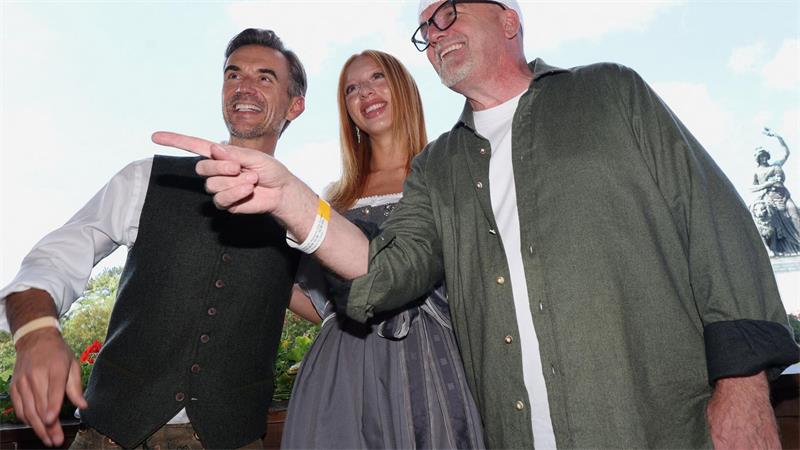 Eine Wiesn ohne Promis? Geht nicht. Hier lächeln Florian Silbereisen, Anna Ermakova und DJ Ötzi.