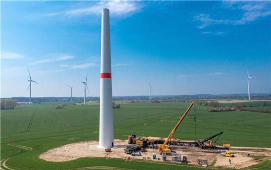 Eine Windkraftanlage im Aufbau.