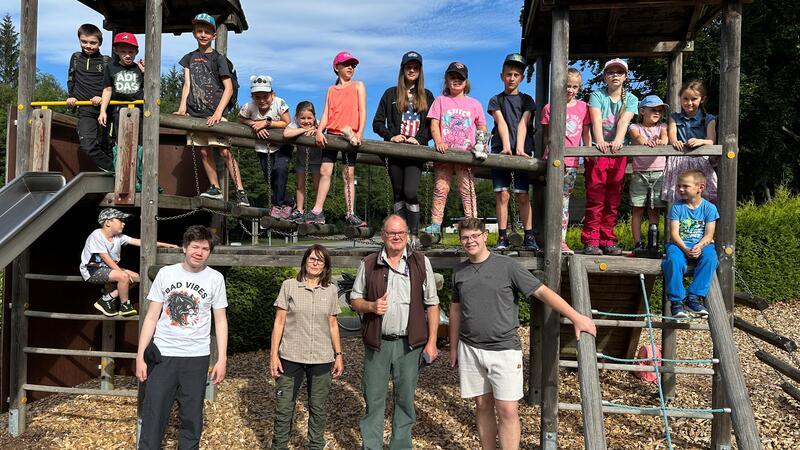 Eine Woche lang kümmern sich die Teamer Niklas Becker (vorn rechts) und Timur Suvanav (vorn links) sowie Waldpädagogin Sabine Rose und Förster Andreas Ludewig um die 15 Mädchen und Jungen.