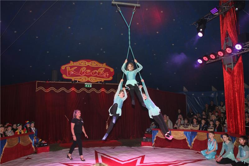 Eine Woche lang schnuppern die Bündheimer Grundschüler Zirkusluft, denn das Zirkusprojekt „Klecks“ ist in der Grundschule Bündheim zu Gast. Bei ihrer ersten Show am Mittwochabend fliegen die kleinen Akrobaten am Trapez durch die Manege und begeistern ihre Zuschauer mit waghalsigen Kunststücken in schwindelerregender Höhe. Foto: Jenzora