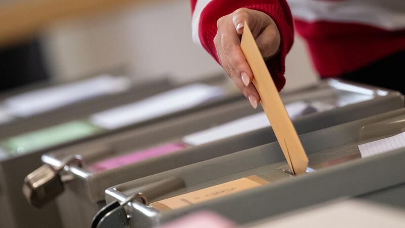 Umfrage: AfD in Thüringen und Sachsen vorn Eine Woche vor den Landtagswahlen in Thüringen und Sachsen sieht eine neue Umfrage des Instituts Insa für die „Bild“ die AfD in beiden Ländern vorn. (Symbolbild)