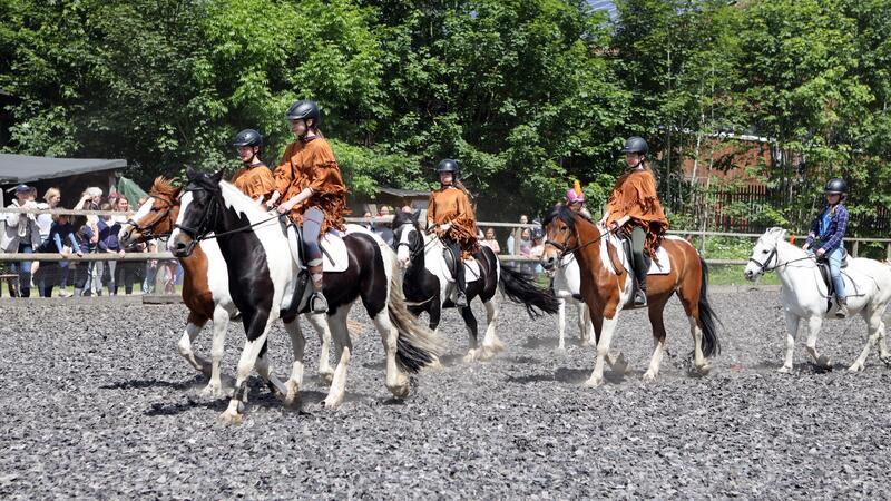Clausthaler Ponyreiter präsentieren vor vielen Gästen ihr Können Eine „Zeitreise“ hoch zu Ross erleben die Zuschauer bei den Vorführungen.