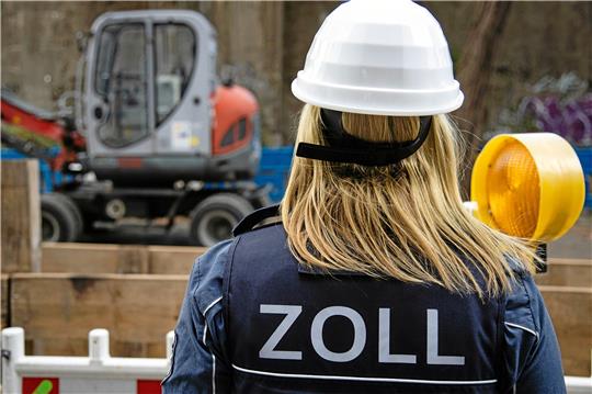 Eine Zöllnerin an einer Baustelle.  Foto: Gewerkschaft