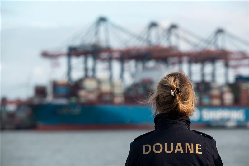Europol: Drogenbanden unterwandern Europas Häfen Eine Zollbeamtin im Hafen von Rotterdam.