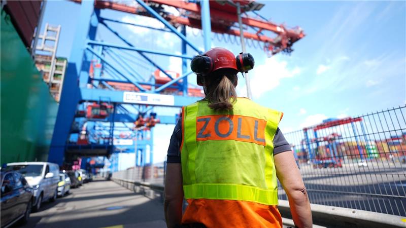 Zoll-Bilanz 2024: mehr Pakete, Marihuana und Kriegswaffen Eine Zollbeamtin steht neben einem Containerschiff im Hamburger Hafen.