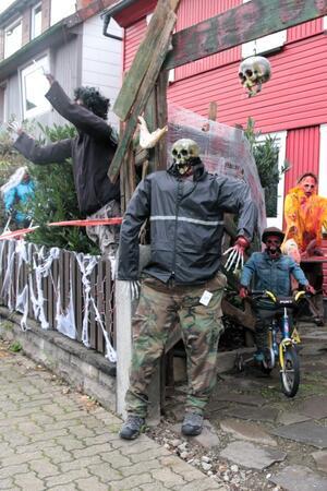 Halloween im Hexendorf: Gruselspaß auf 15 Grundstücken  Eine Zombie-Invasion stürmt aus dem Haus.