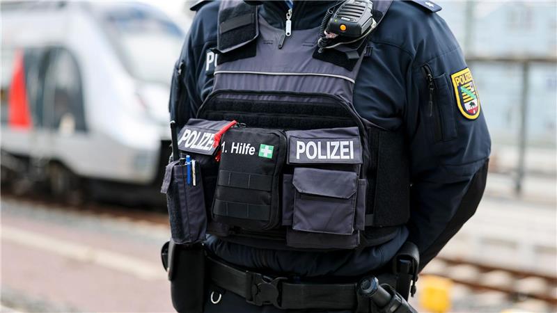 Eine Zugbegleiterin ist von einem Fahrgast angegriffen und im Gesicht verletzt worden. (Archivbild)