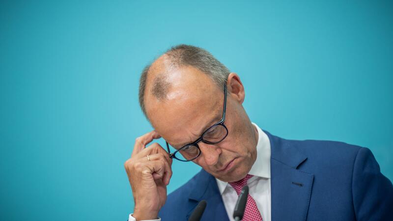 Dunkelrot und schwarz: Passen CDU und BSW zusammen? Eine Zusammenarbeit mit dem Bündnis Sahra Wagenknecht wird für CDU-Chef Friedrich Merz nicht unkompliziert.
