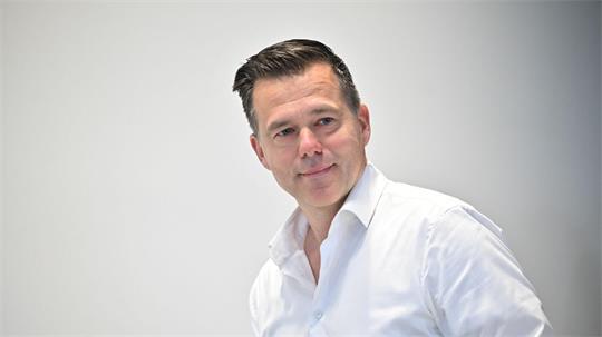 Eine Zusammenarbeit mit der AfD sieht Hocker nach eigenen Worten nicht. Inhaltliche Übereinstimmungen seien „mit der Lupe zu suchen“.