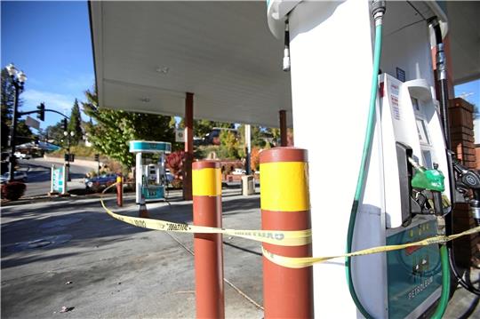Eine abgesperrte Tankstelle nach einem Stromausfall. Das Benzin fließt nur, wenn auch der Strom fließt. Symbolfoto: Elias Funez/dpa