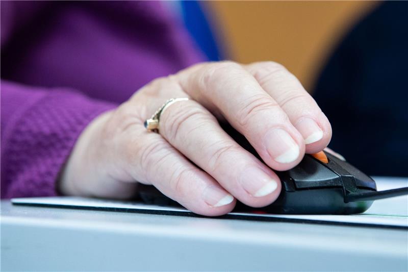 Eine ältere Frau arbeitet am Computer: «Wer eher in den Ruhestand geht, erhält weniger Rente, wer später geht, erhält mehr.»