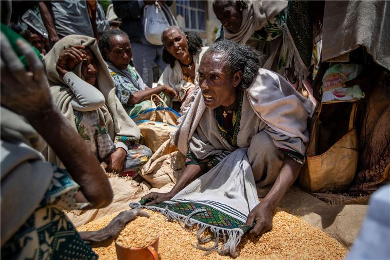 13 Millionen Menschen in Äthiopien brauchen humanitäre Hilfe Eine äthiopische Frau streitet mit anderen über die Verteilung von gelben Spalterbsen, nachdem diese von einer Hilfsorganisation in der Region Tigray verteilt worden waren.