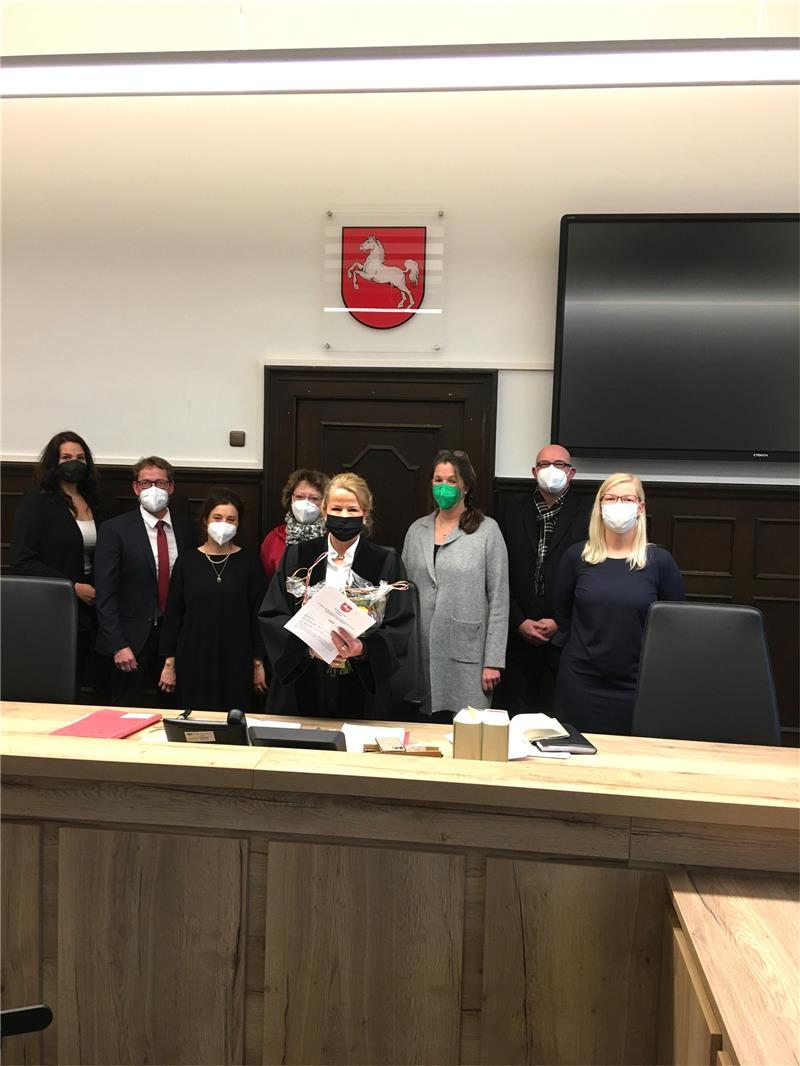 Eine amüsante Verhandlung: Urte Schwerdtner (vorn in der Mitte) wird im Kreise ihrer Mitstreiter am Goslarer Amtsgericht gebührend verabschiedet. Ab dem 1. Januar 2022 ist die SPD-Politikerin neue Goslarer Oberbürgermeisterin.  Fotos: Klengel